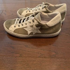 2STAR Sneakers - Golden Goose style
